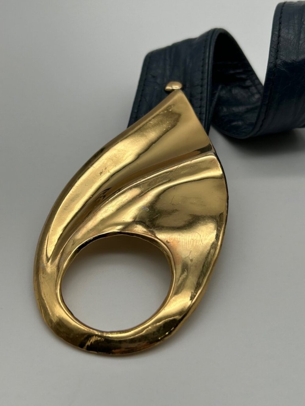 Vintage 1983 MZA Of NY Belt Navy Blue Leather Sculptural Gold Abstract Buckle - Picture 3 of 6